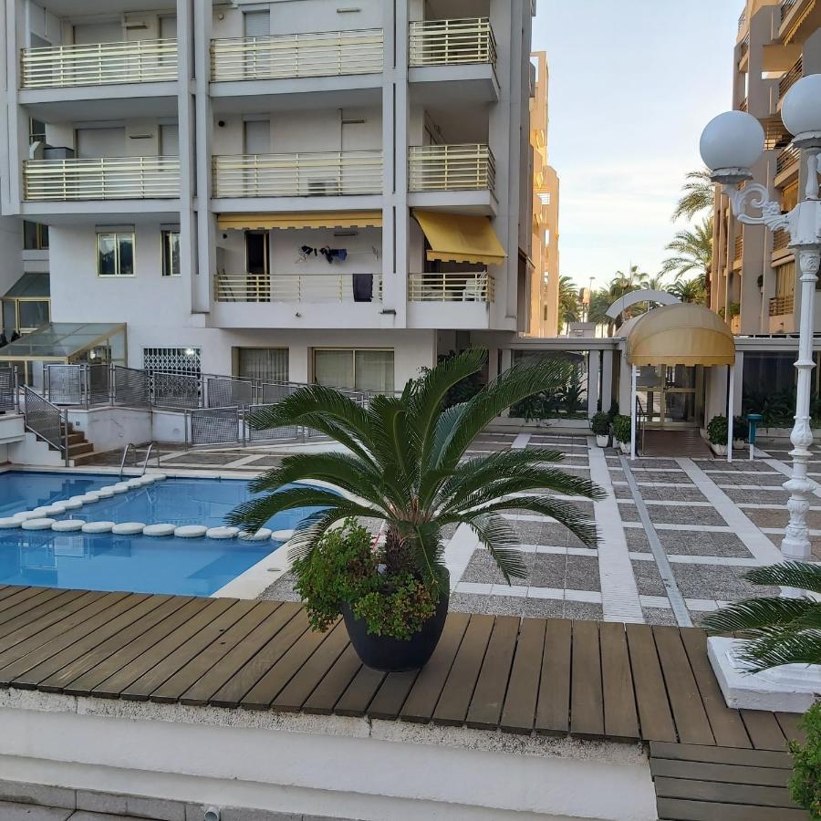 Apartamento En El Centro De Салоу Екстер'єр фото