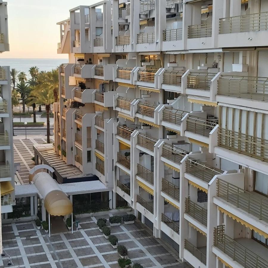 Apartamento En El Centro De Салоу Екстер'єр фото